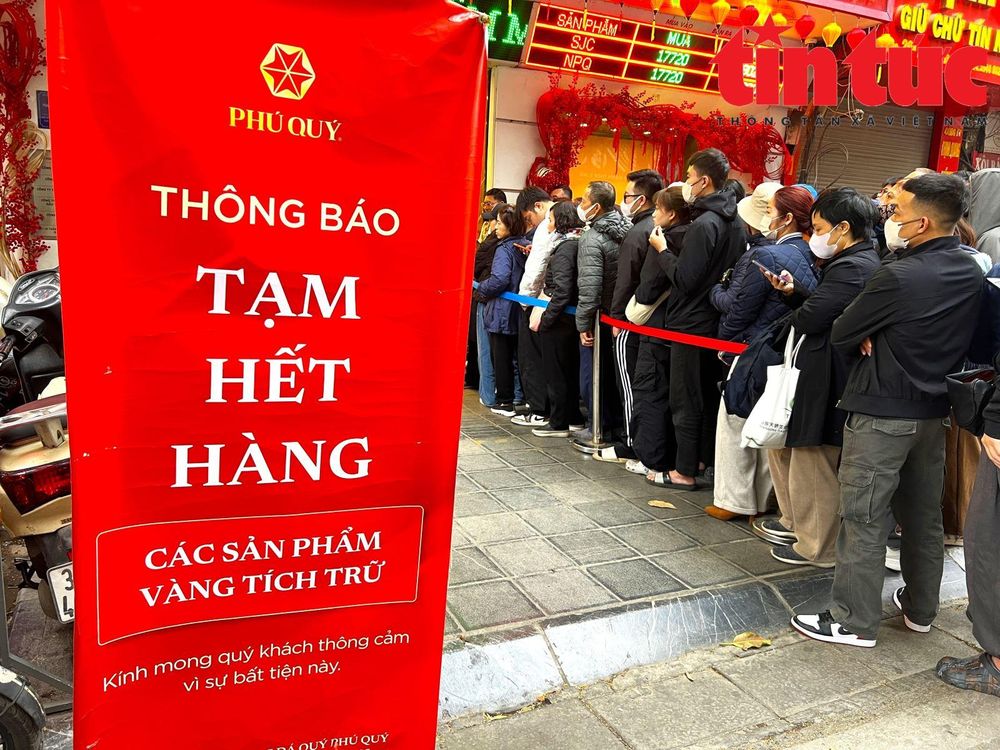 Giá vàng 'nhảy múa', nhiều người ngủ gục khi xếp hàng chờ mua