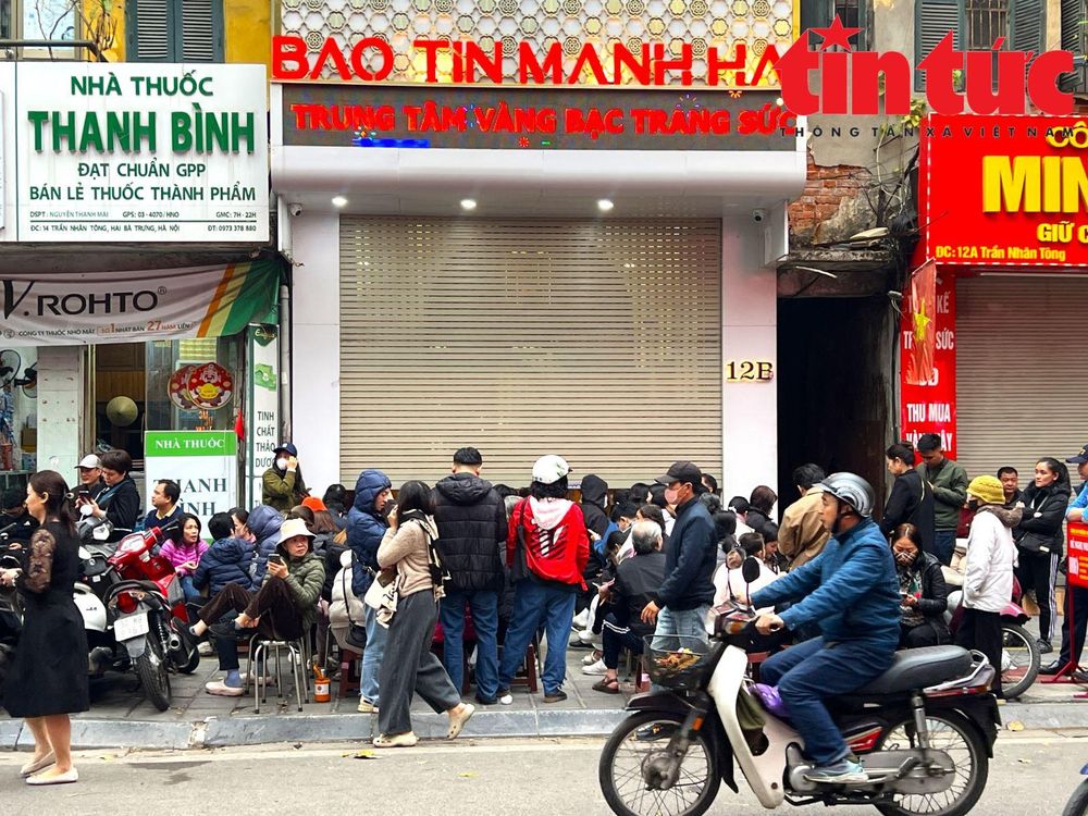 Giá vàng 'nhảy múa', nhiều người ngủ gục khi xếp hàng chờ mua