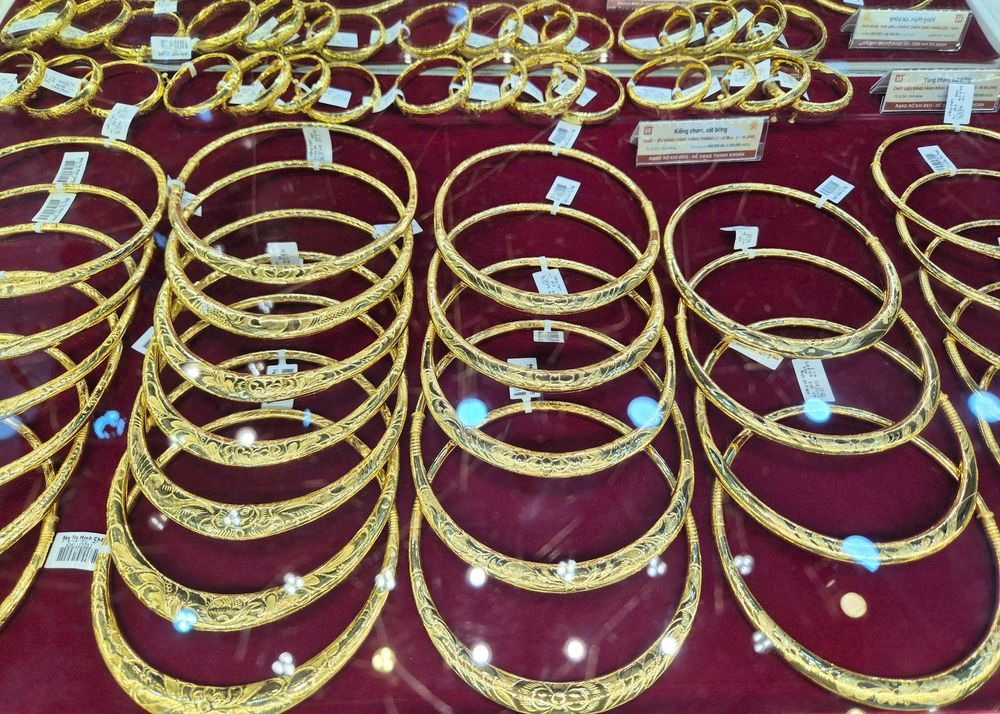 Sáng 6-2, giá mỗi lượng vàng 'bốc hơi' tiếp 5 triệu đồng