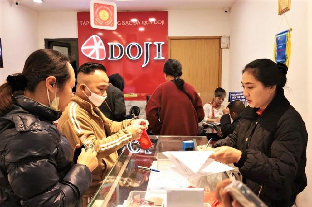 Giá vàng tăng giảm khó lường, chuyên gia cảnh báo rủi ro mua 'vàng giấy'