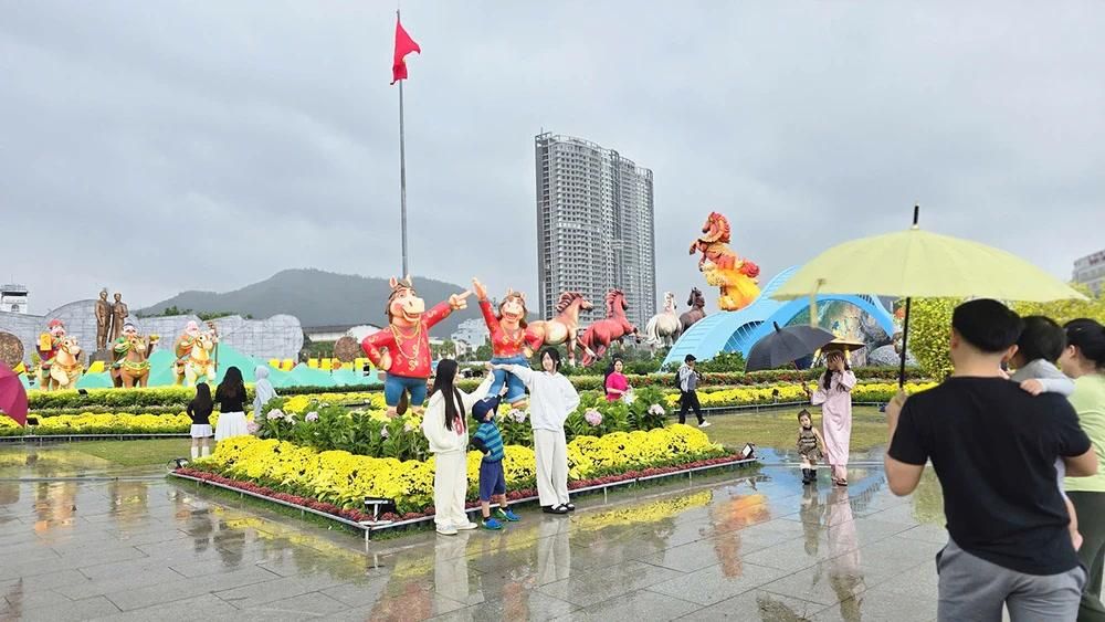 Tác giả linh vật ngựa mặt quạu cầm iPhone ở Gia Lai tiết lộ ý tưởng độc đáo