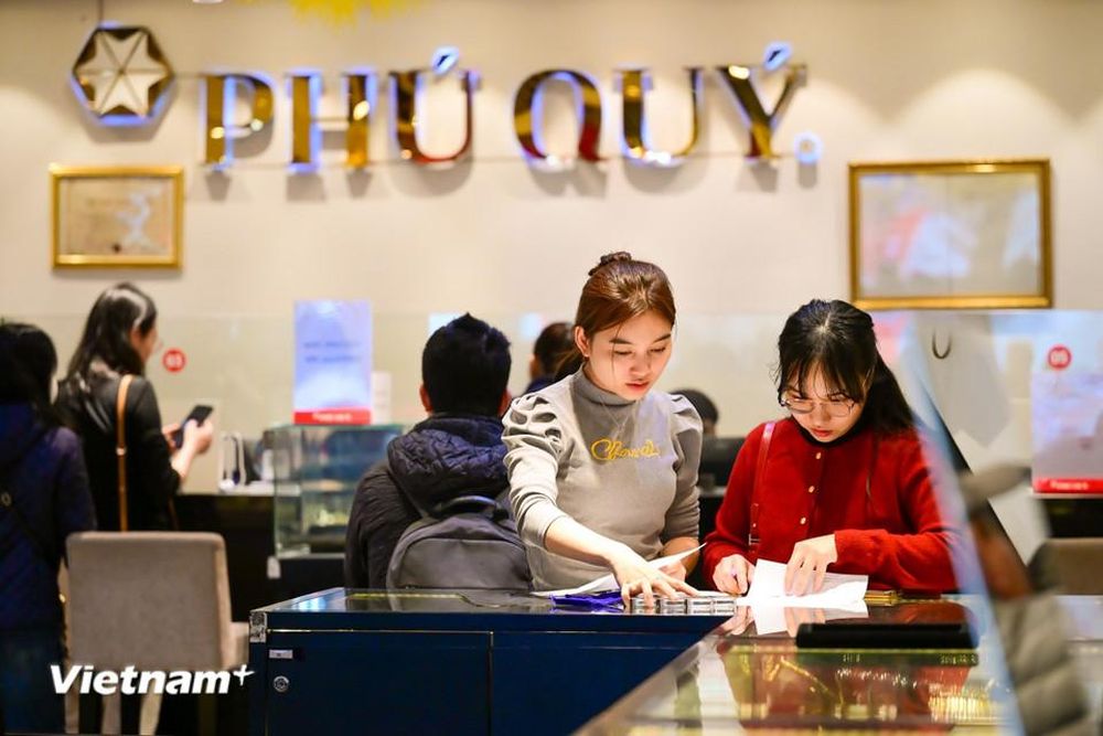 Người dân xếp hàng đông nghịt để mua vàng ngày cận Tết Bính Ngọ
