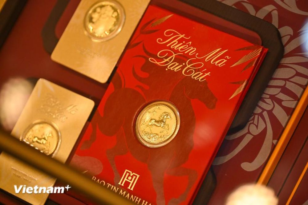 Người dân xếp hàng đông nghịt để mua vàng ngày cận Tết Bính Ngọ