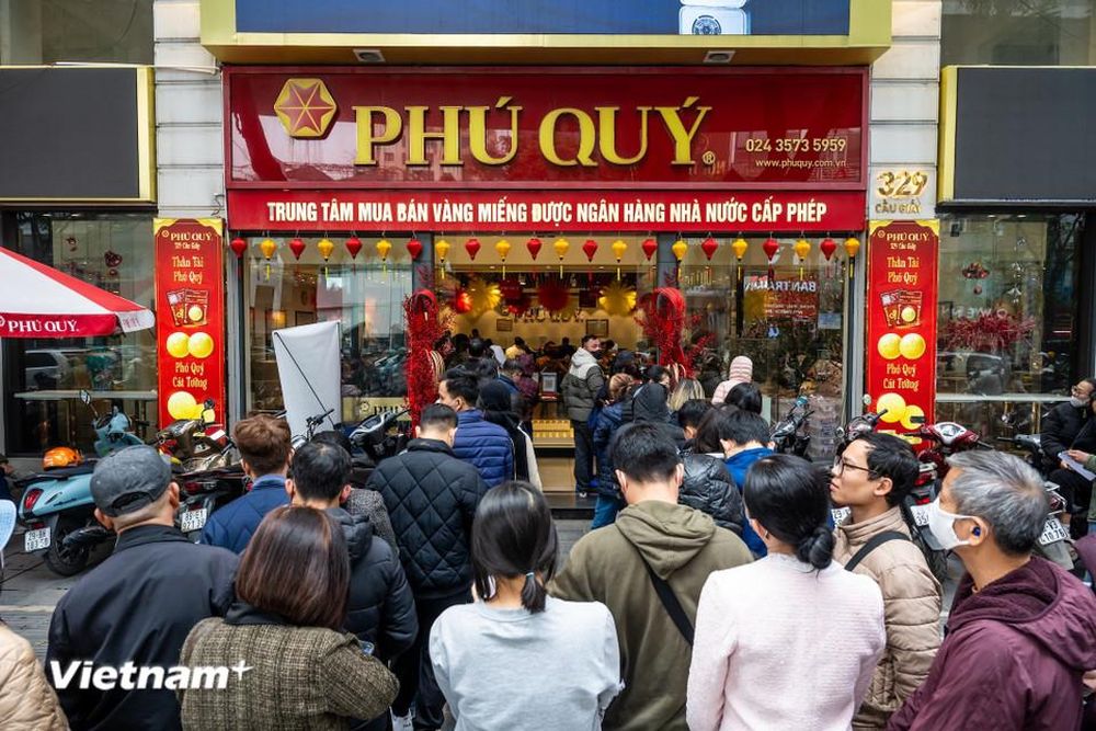 Người dân xếp hàng đông nghịt để mua vàng ngày cận Tết Bính Ngọ