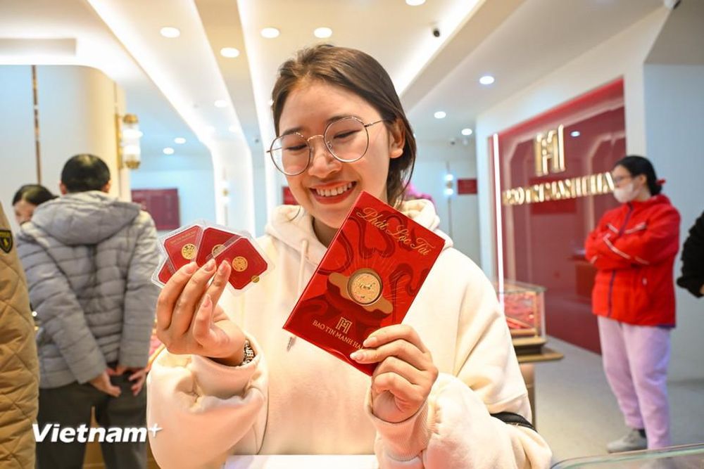 Người dân xếp hàng đông nghịt để mua vàng ngày cận Tết Bính Ngọ