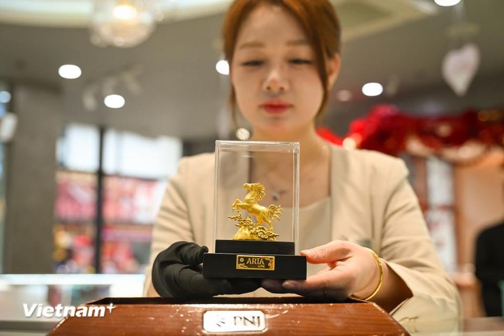 Người dân xếp hàng đông nghịt để mua vàng ngày cận Tết Bính Ngọ