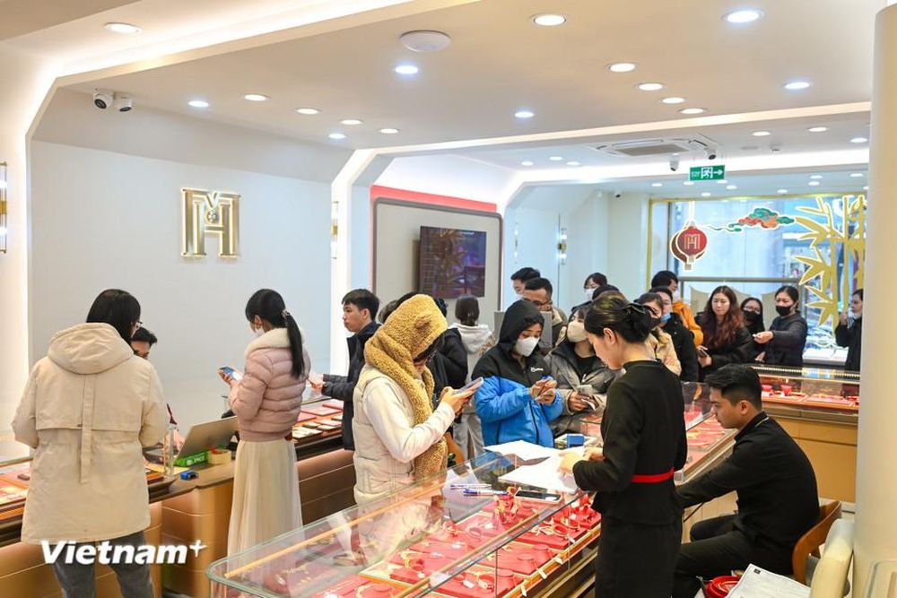 Người dân xếp hàng đông nghịt để mua vàng ngày cận Tết Bính Ngọ