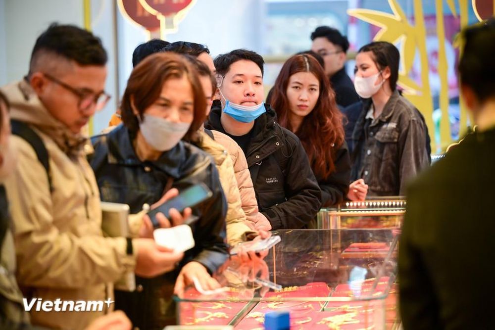 Người dân xếp hàng đông nghịt để mua vàng ngày cận Tết Bính Ngọ