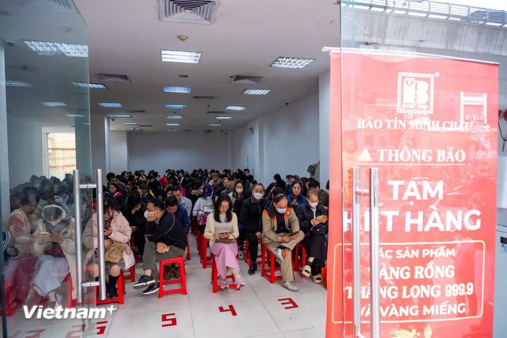 Người dân xếp hàng đông nghịt để mua vàng ngày cận Tết Bính Ngọ