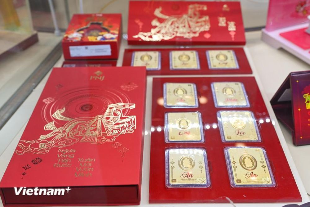 Người dân xếp hàng đông nghịt để mua vàng ngày cận Tết Bính Ngọ