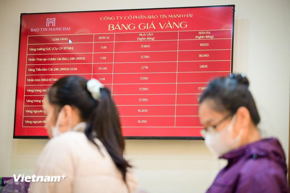 Người dân xếp hàng đông nghịt để mua vàng ngày cận Tết Bính Ngọ