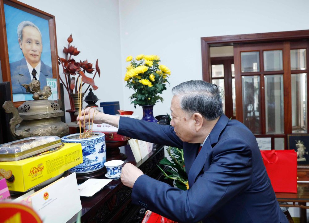 Tin nổi bật ngày 13/2: Lãnh đạo Đảng, Nhà nước dâng hương tưởng niệm và thăm, chúc Tết nhân dịp Xuân Bính Ngọ 2026; Quy định về quản lý và sử dụng thẻ đảng viên