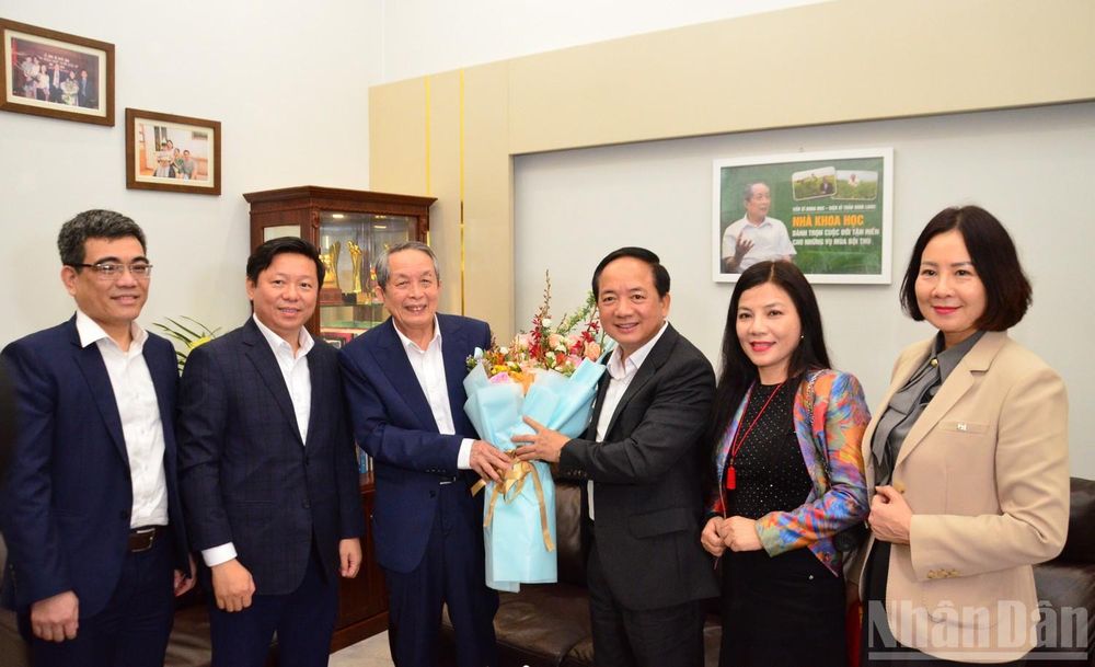 Tin nổi bật ngày 13/2: Lãnh đạo Đảng, Nhà nước dâng hương tưởng niệm và thăm, chúc Tết nhân dịp Xuân Bính Ngọ 2026; Quy định về quản lý và sử dụng thẻ đảng viên