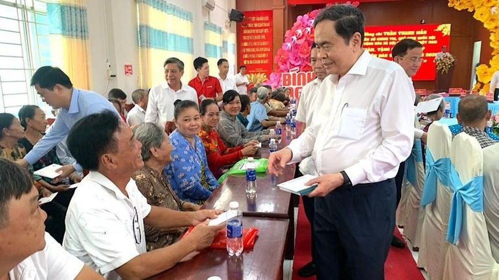 Tin nổi bật ngày 13/2: Lãnh đạo Đảng, Nhà nước dâng hương tưởng niệm và thăm, chúc Tết nhân dịp Xuân Bính Ngọ 2026; Quy định về quản lý và sử dụng thẻ đảng viên