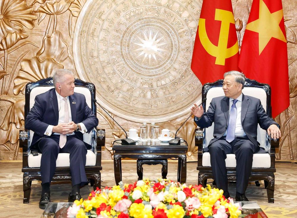 Tin nổi bật ngày 13/2: Lãnh đạo Đảng, Nhà nước dâng hương tưởng niệm và thăm, chúc Tết nhân dịp Xuân Bính Ngọ 2026; Quy định về quản lý và sử dụng thẻ đảng viên