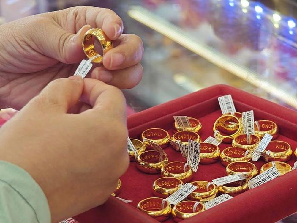 Giá vàng hôm nay (16/2): Vàng nhẫn nóng rực tay, lãi chưa thấy đã lo rủi ro