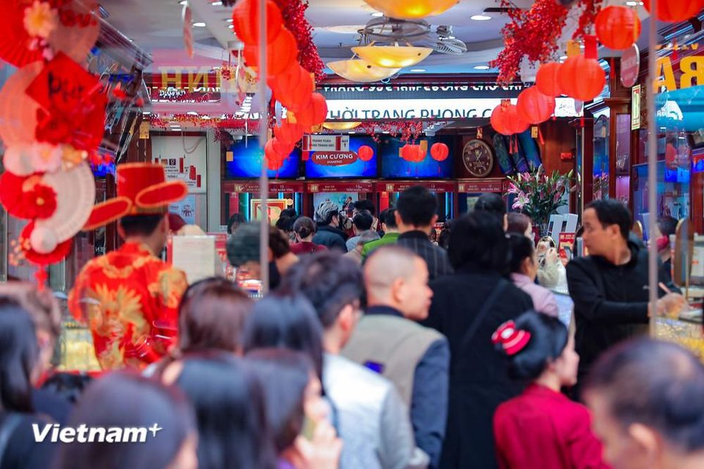 Hà Nội: Người dân xếp hàng dài chờ mua vàng trong ngày đầu năm mới