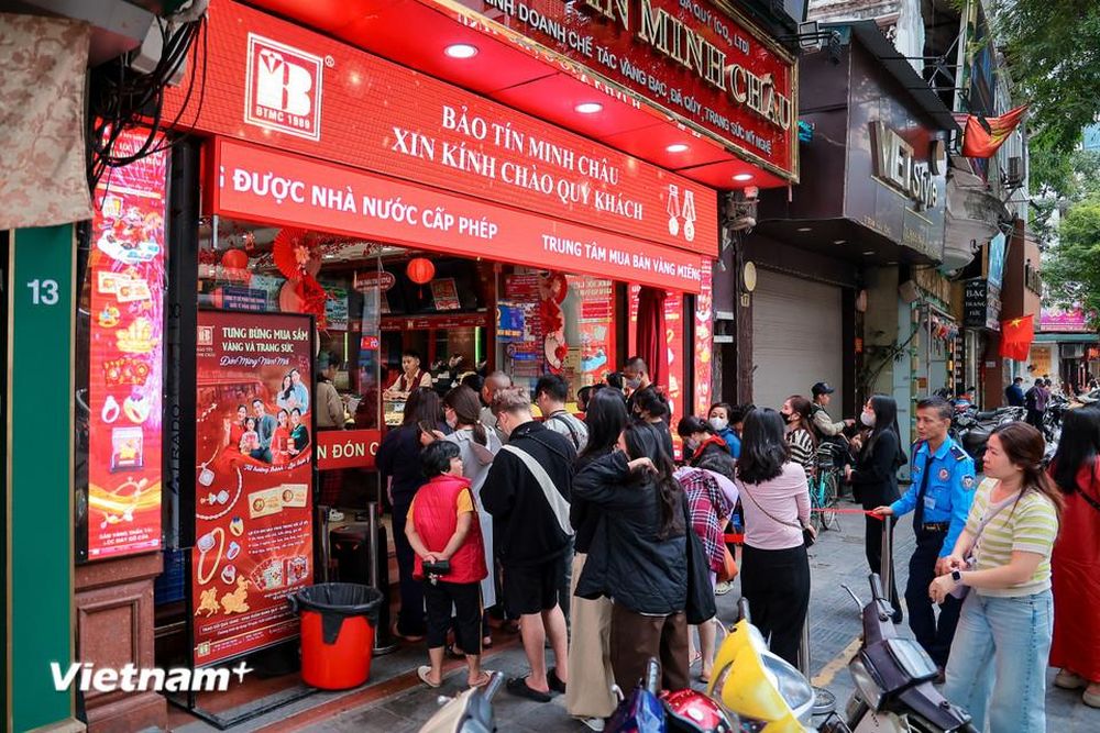 Hà Nội: Người dân xếp hàng dài chờ mua vàng trong ngày đầu năm mới