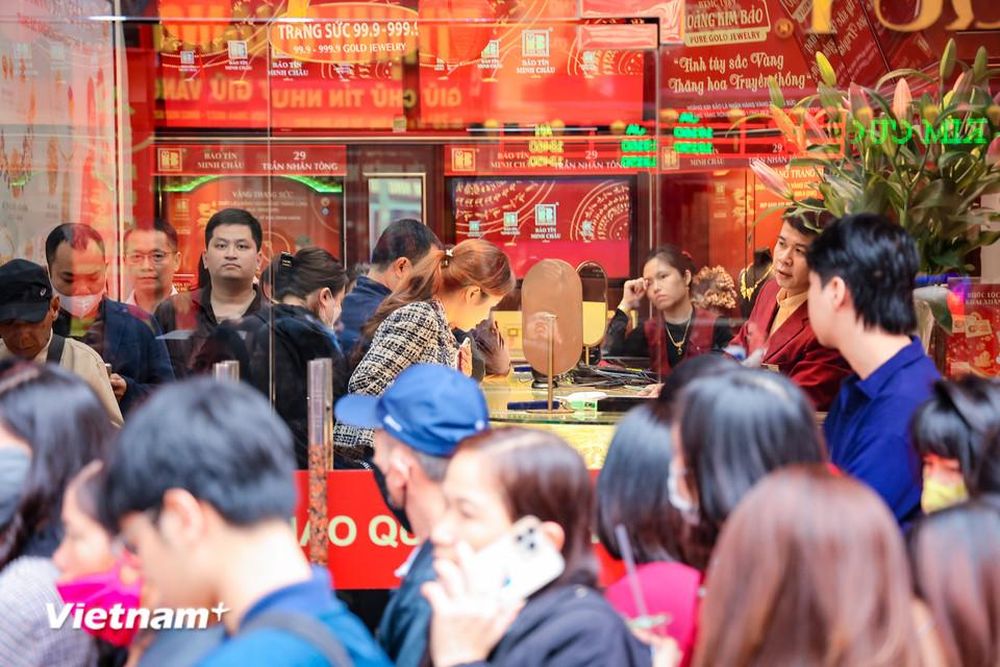 Hà Nội: Người dân xếp hàng dài chờ mua vàng trong ngày đầu năm mới