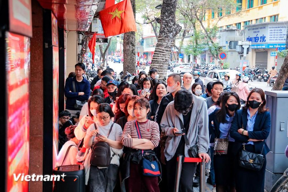 Hà Nội: Người dân xếp hàng dài chờ mua vàng trong ngày đầu năm mới