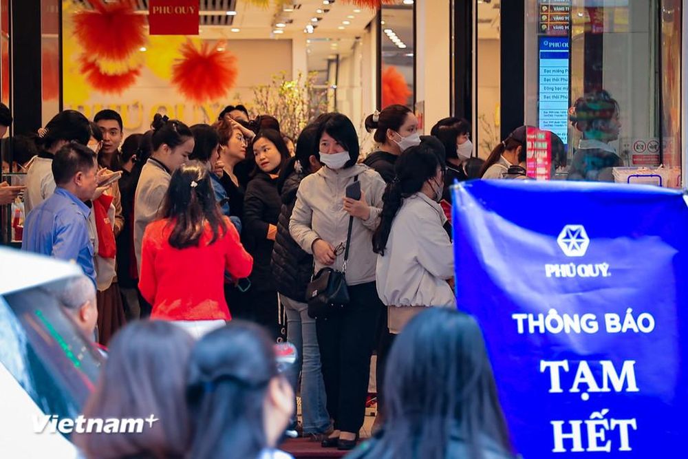 Hà Nội: Người dân xếp hàng dài chờ mua vàng trong ngày đầu năm mới