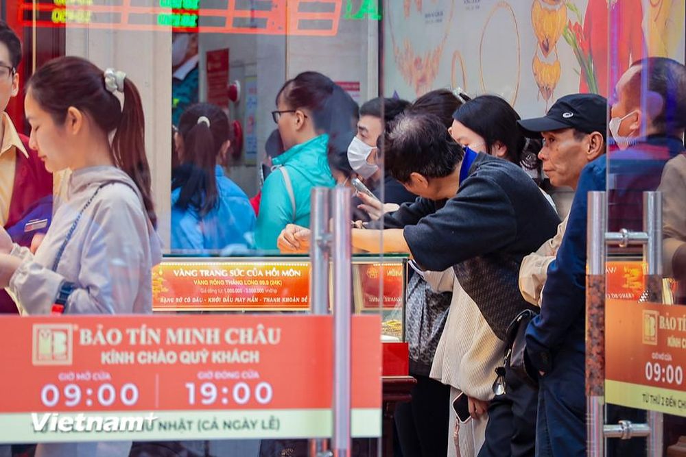 Hà Nội: Người dân xếp hàng dài chờ mua vàng trong ngày đầu năm mới