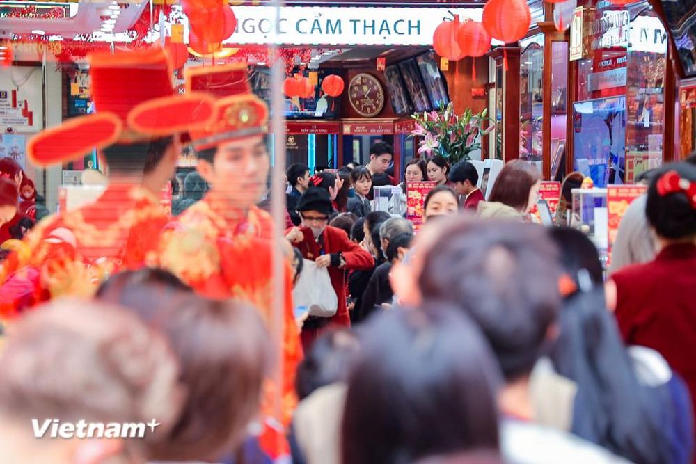 Hà Nội: Người dân xếp hàng dài chờ mua vàng trong ngày đầu năm mới