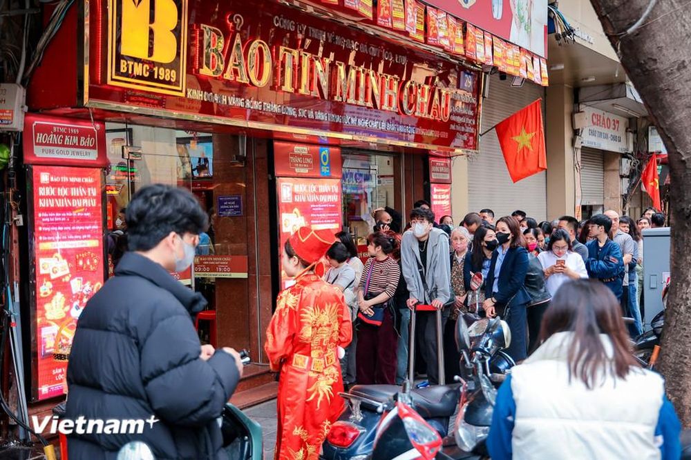 Hà Nội: Người dân xếp hàng dài chờ mua vàng trong ngày đầu năm mới