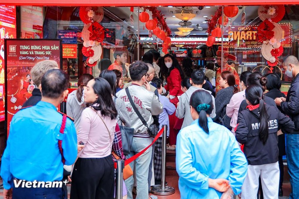 Hà Nội: Người dân xếp hàng dài chờ mua vàng trong ngày đầu năm mới