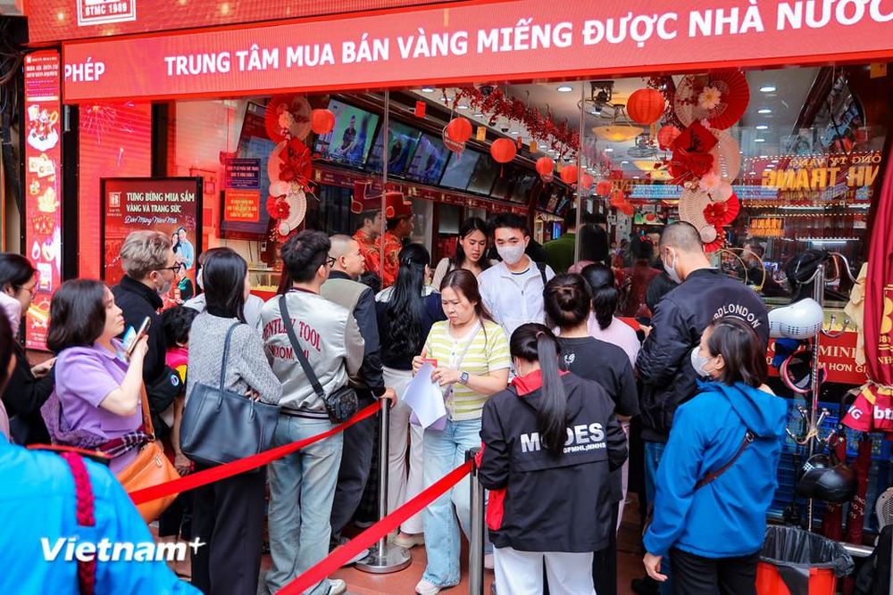 Hà Nội: Người dân xếp hàng dài chờ mua vàng trong ngày đầu năm mới