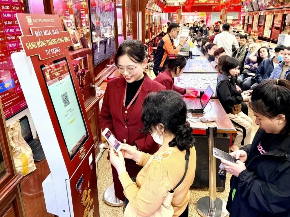 Người dân xếp hàng dưới mưa mua vàng trước ngày Thần tài