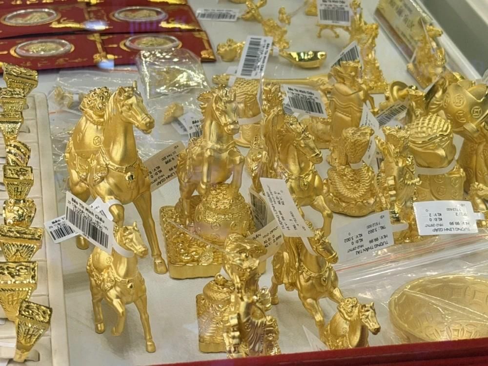 Người dân xếp hàng dưới mưa mua vàng trước ngày Thần tài