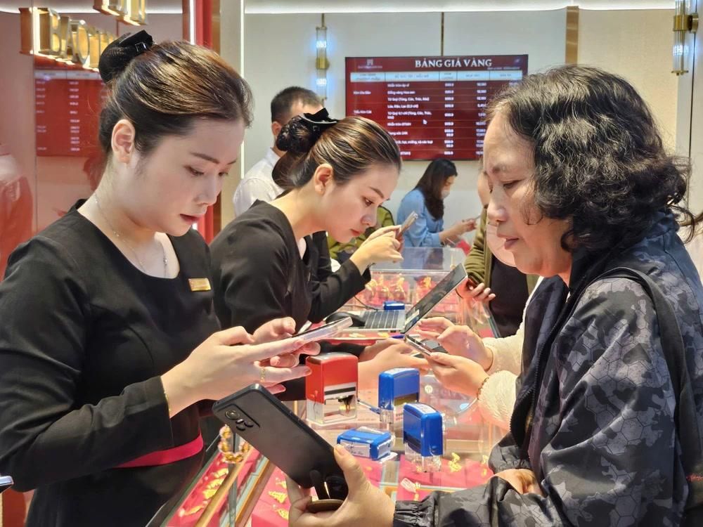 Người dân xếp hàng dưới mưa mua vàng trước ngày Thần tài