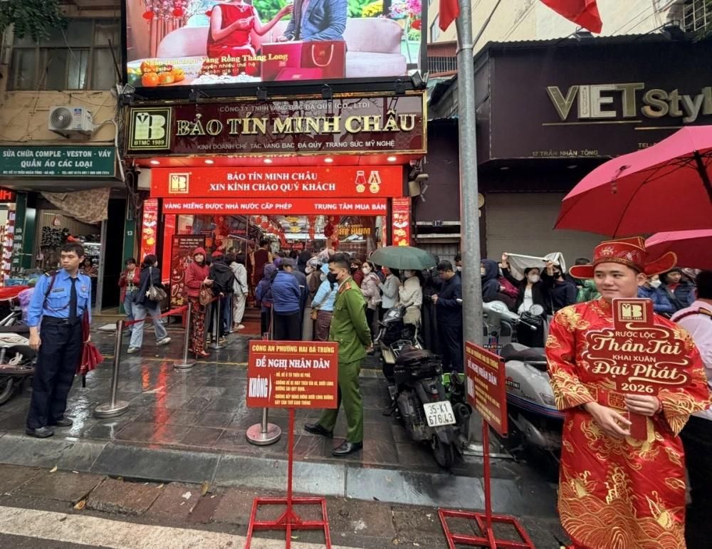 Người dân xếp hàng dưới mưa mua vàng trước ngày Thần tài