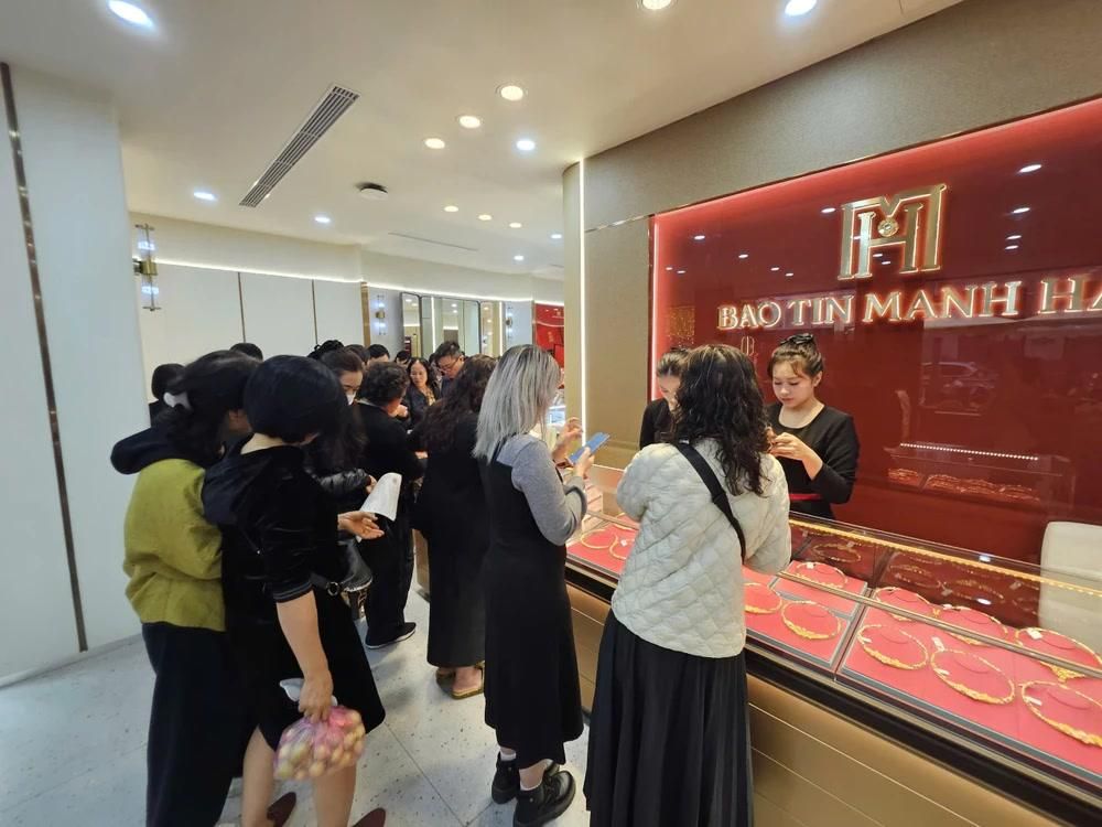 Người dân xếp hàng dưới mưa mua vàng trước ngày Thần tài