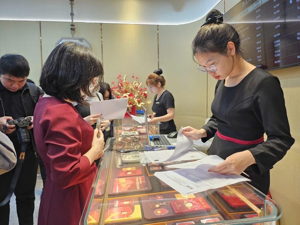 Người dân xếp hàng dưới mưa mua vàng trước ngày Thần tài
