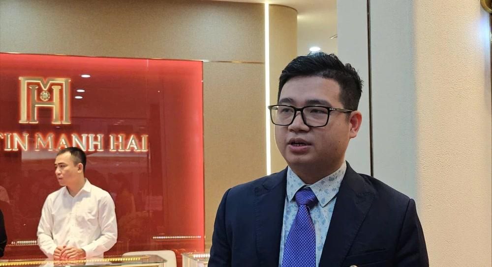 Người dân xếp hàng dưới mưa mua vàng trước ngày Thần tài