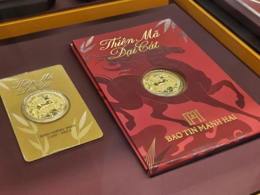Người dân xếp hàng dưới mưa mua vàng trước ngày Thần tài
