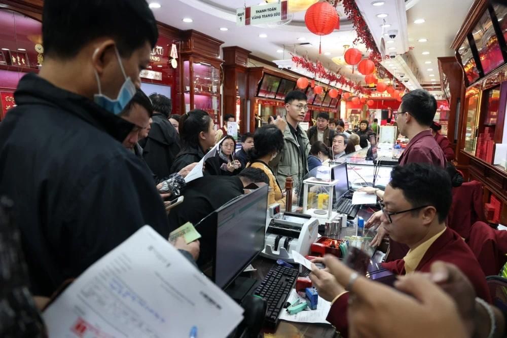 Người dân xếp hàng dưới mưa mua vàng trước ngày Thần tài