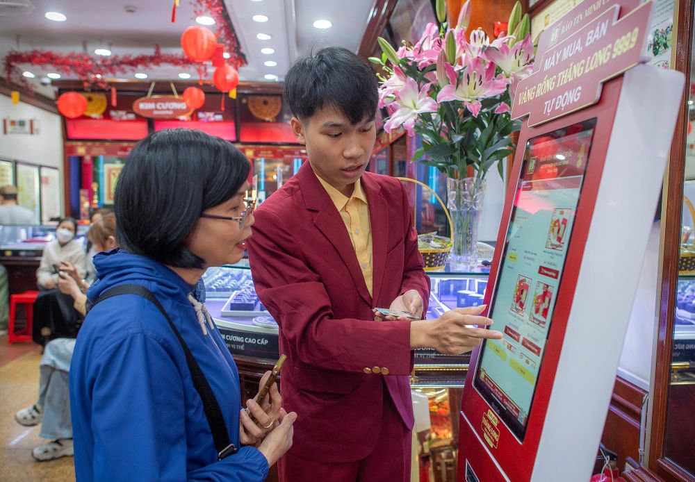 Tiệm vàng lắp cả máy bán vàng tự động dịp vía Thần Tài