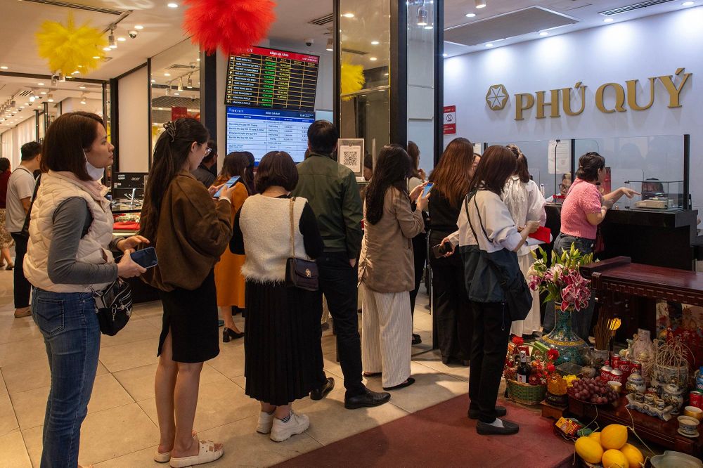 Tiệm vàng lắp cả máy bán vàng tự động dịp vía Thần Tài