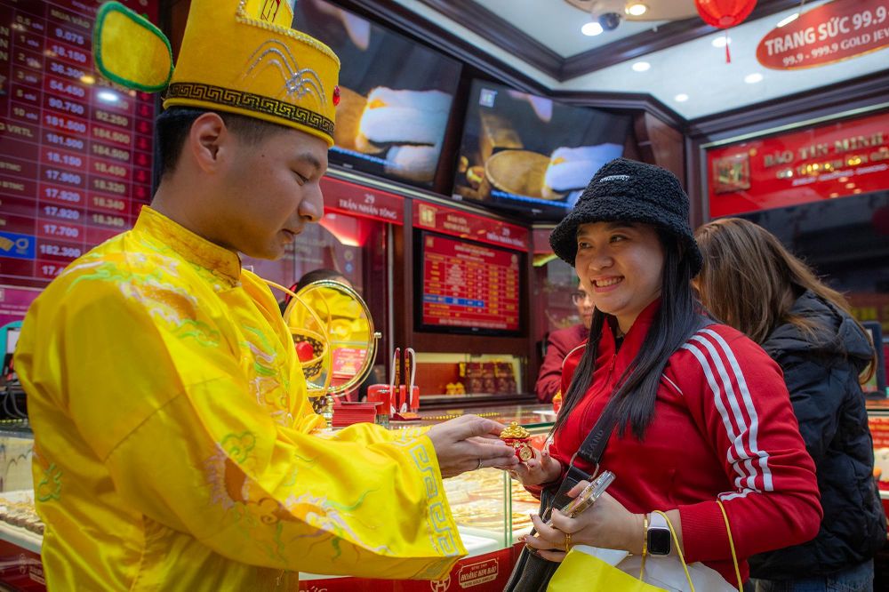 Tiệm vàng lắp cả máy bán vàng tự động dịp vía Thần Tài