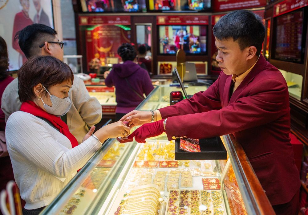 Tiệm vàng lắp cả máy bán vàng tự động dịp vía Thần Tài