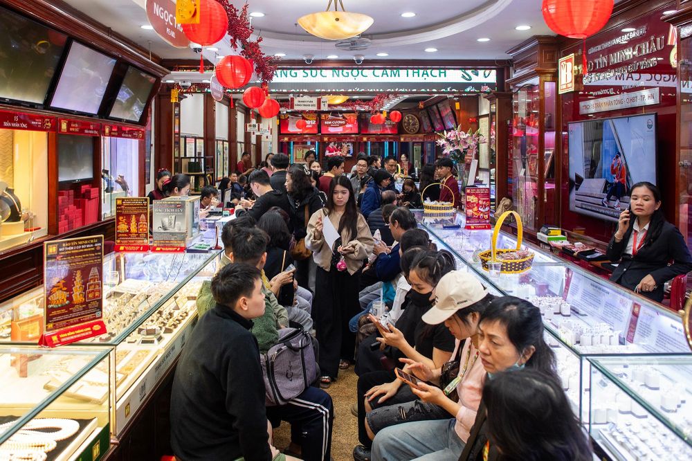 Tiệm vàng lắp cả máy bán vàng tự động dịp vía Thần Tài