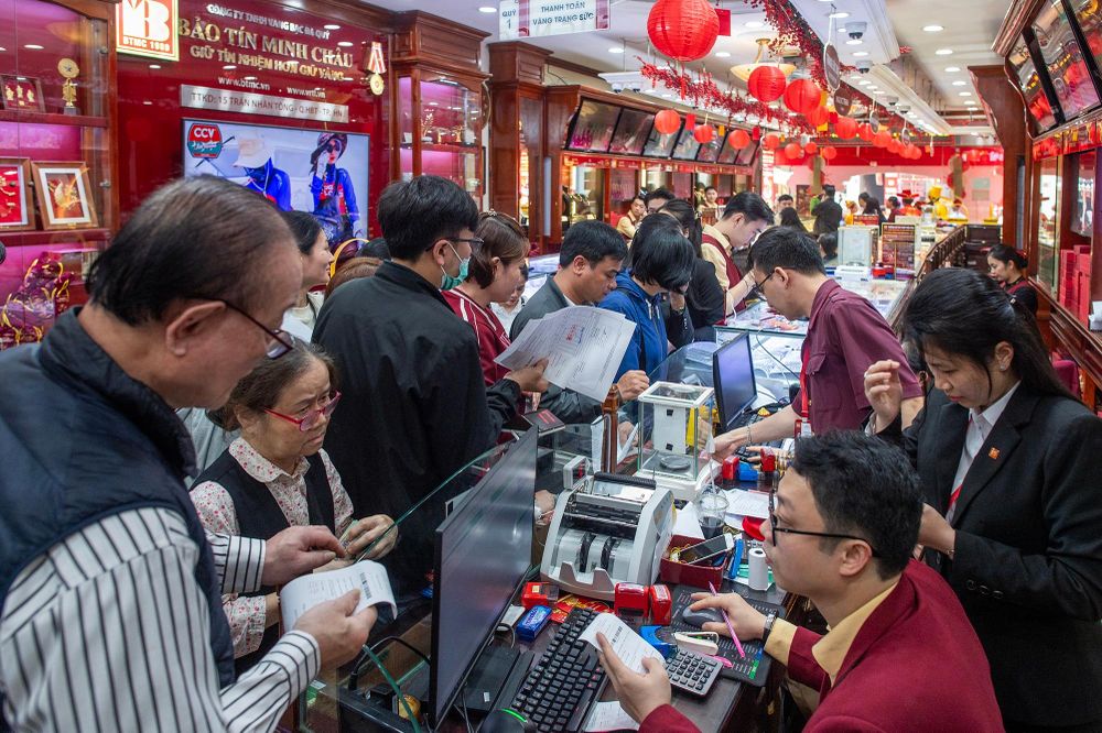 Tiệm vàng lắp cả máy bán vàng tự động dịp vía Thần Tài