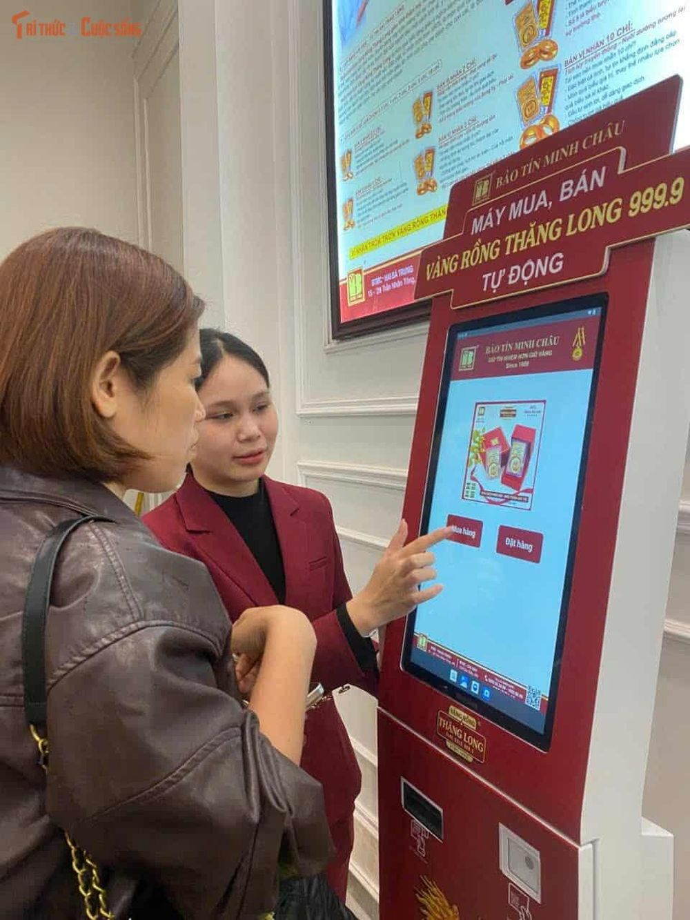 Dòng người Hà Nội xếp hàng mua vàng chiều sát ngày vía Thần Tài 2026