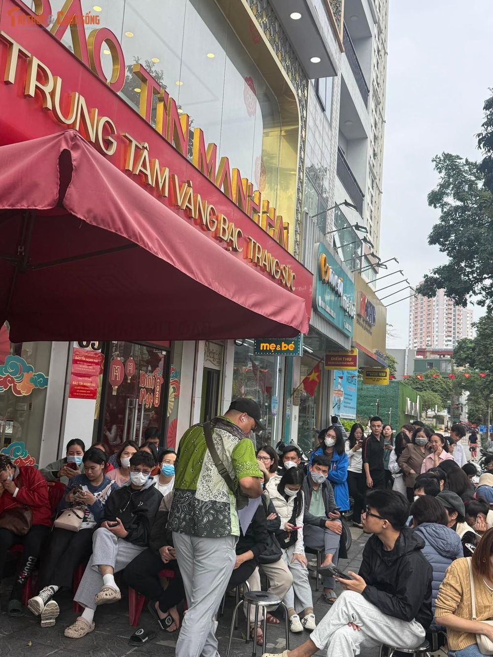 Dòng người Hà Nội xếp hàng mua vàng chiều sát ngày vía Thần Tài 2026