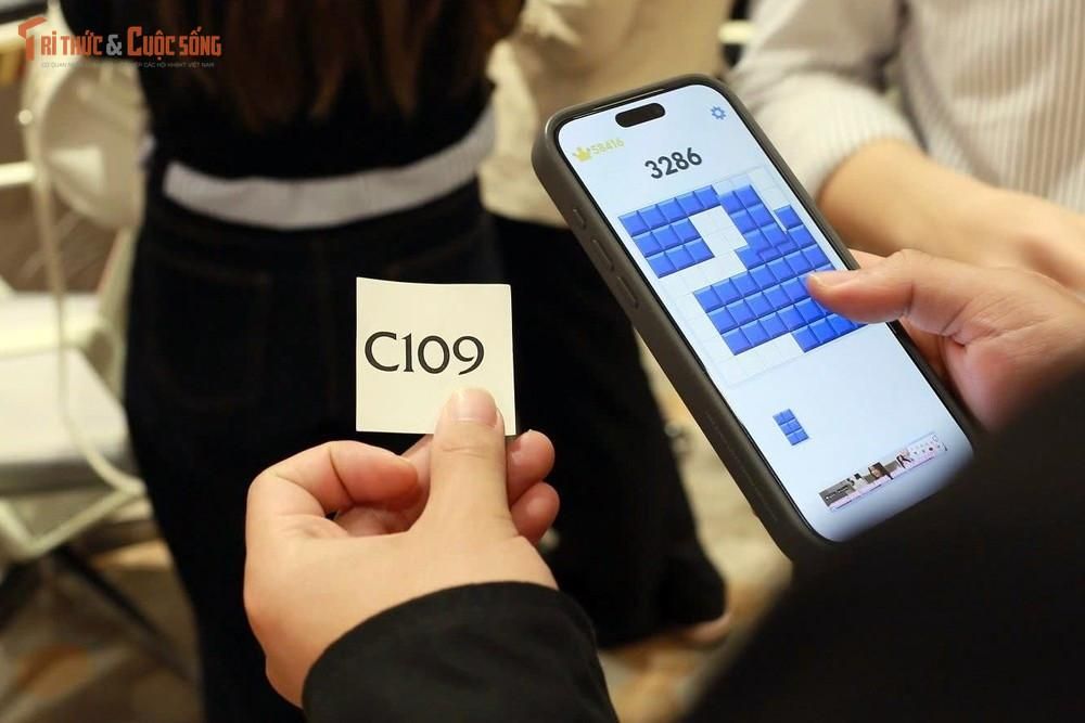 Dòng người Hà Nội xếp hàng mua vàng chiều sát ngày vía Thần Tài 2026