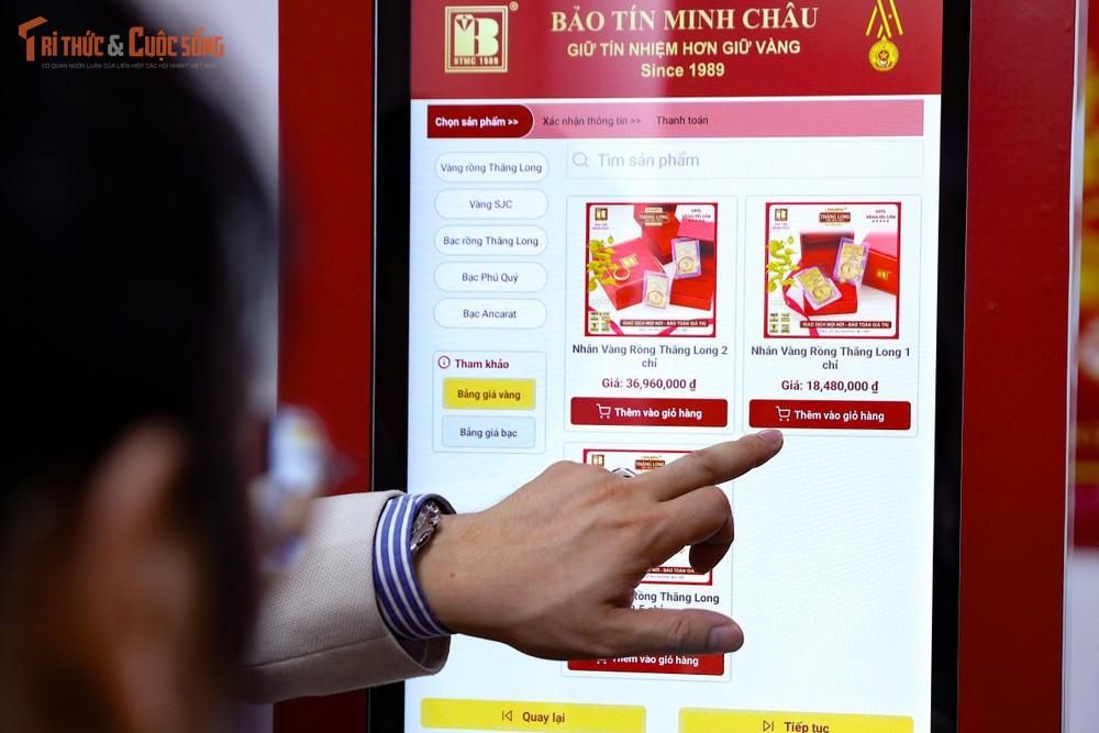 Dòng người Hà Nội xếp hàng mua vàng chiều sát ngày vía Thần Tài 2026