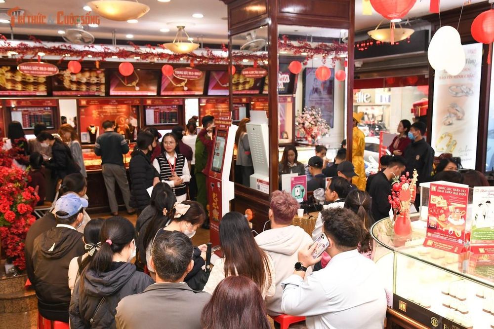 Dòng người Hà Nội xếp hàng mua vàng chiều sát ngày vía Thần Tài 2026